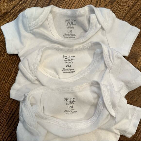 Carter’s white short sleeve onesie bodysuit set, size 3 months (set of 3 + hat) - Picture 5 of 6